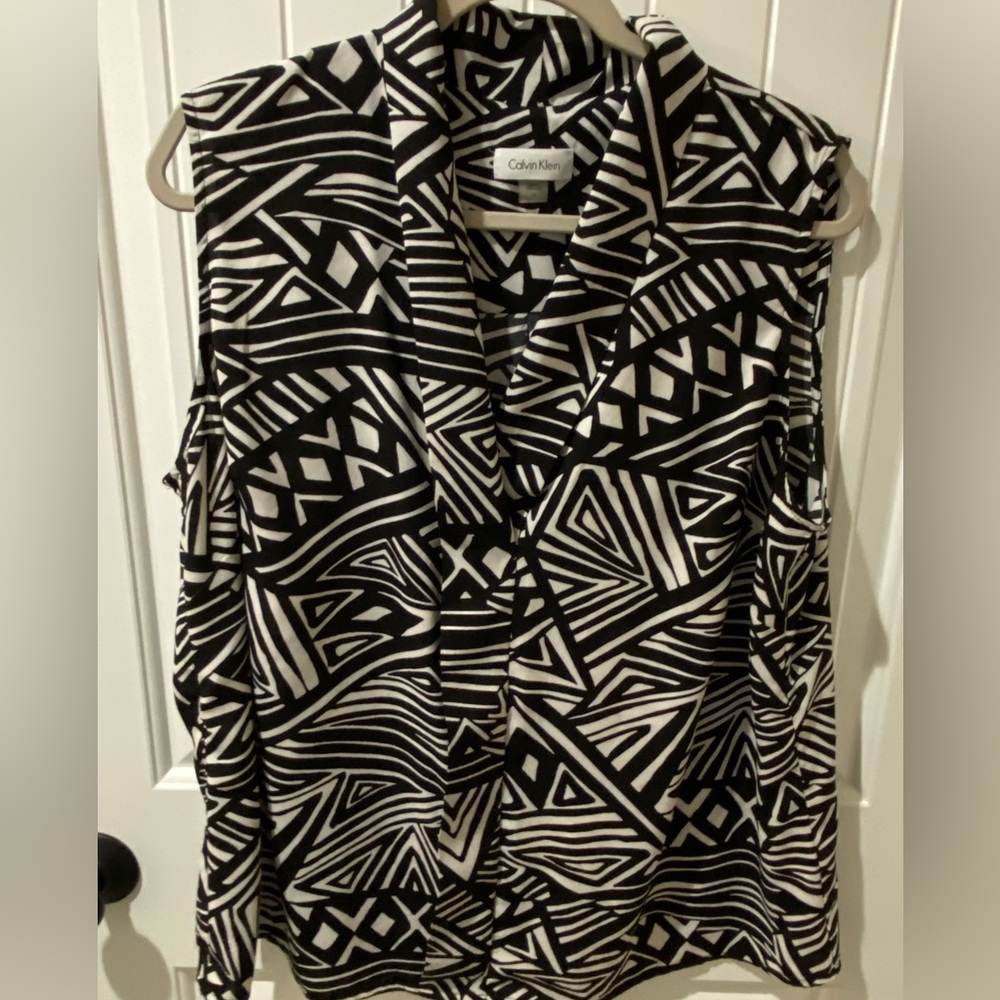 Calvin Klein Black & White Geometric Sleeveless Blouse